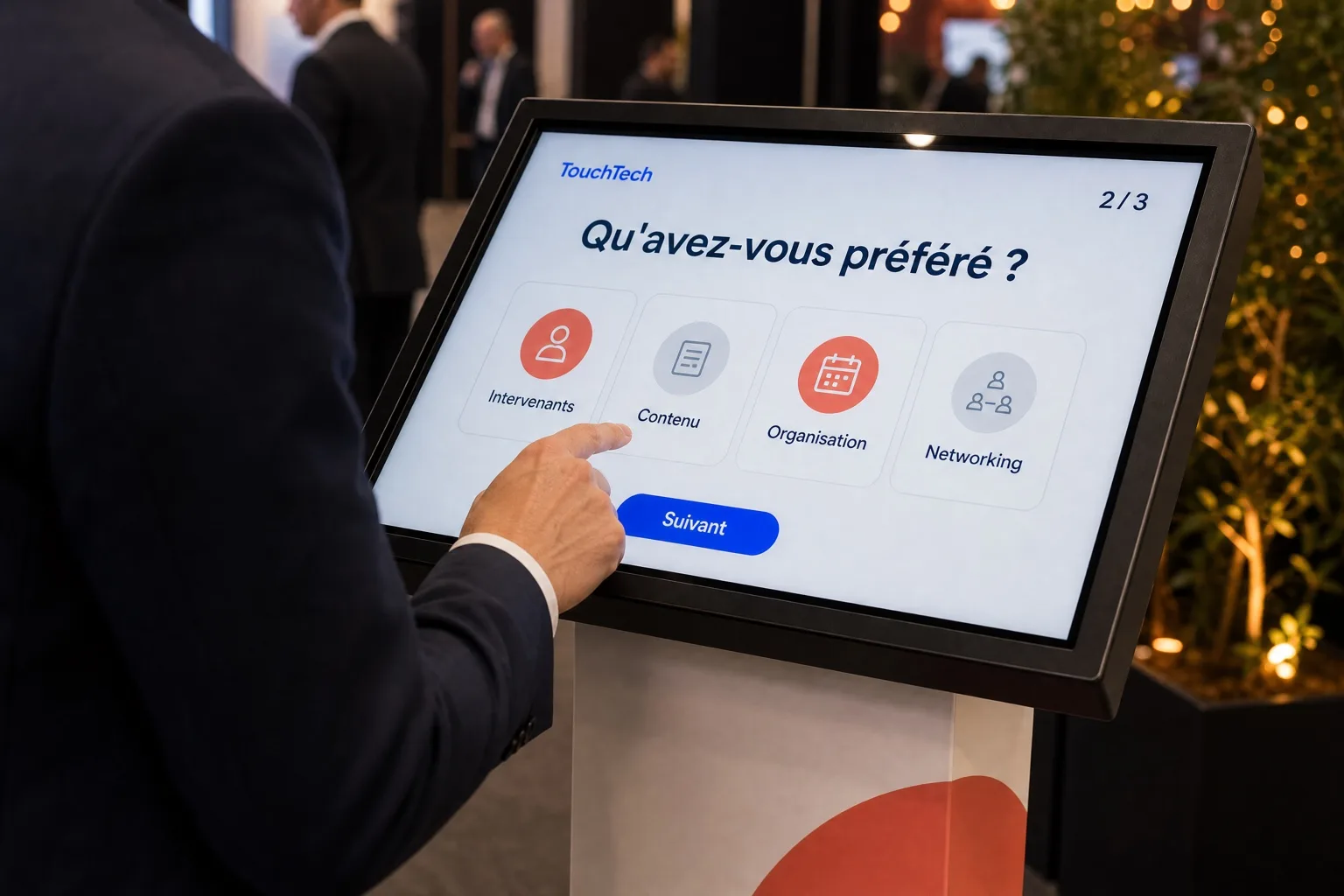 Gros plan : un participant précise ce qu’il a préféré parmi quatre thèmes.