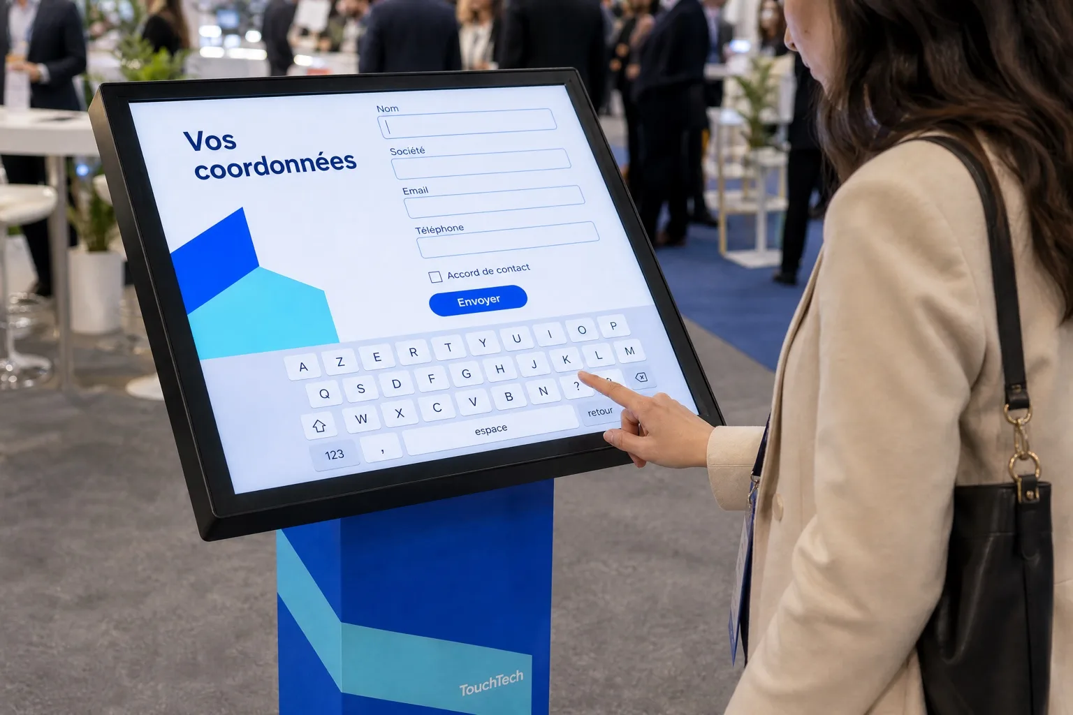 Gros plan sur le formulaire de coordonnées et le clavier de l’écran tactile.