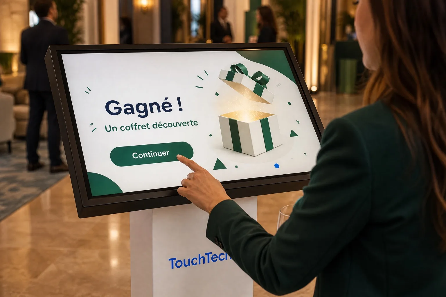 Gros plan : le coffret s’ouvre et l’écran annonce le lot gagné.