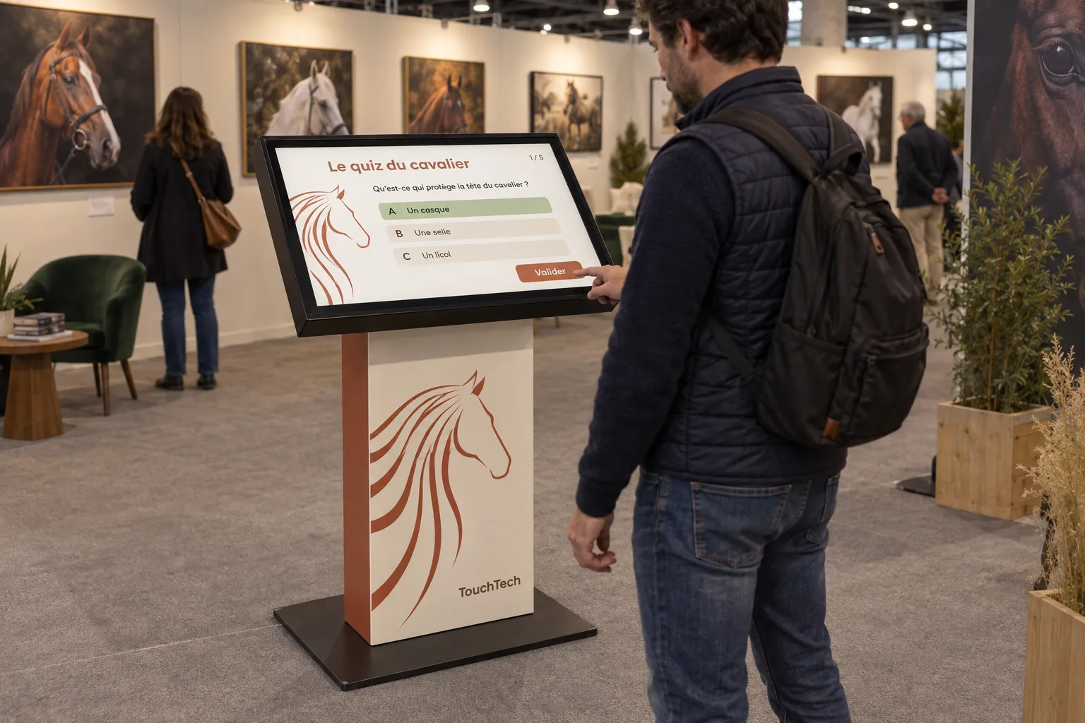 Borne tactile KIOSK présentant un quiz à choix multiples dans un salon.