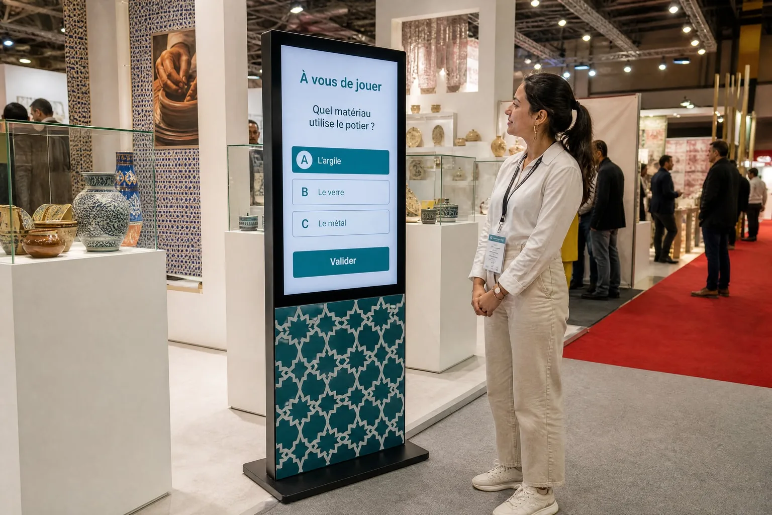 Un quiz affiché sur un totem tactile noir, sur le pavillon artisanat d’un salon.